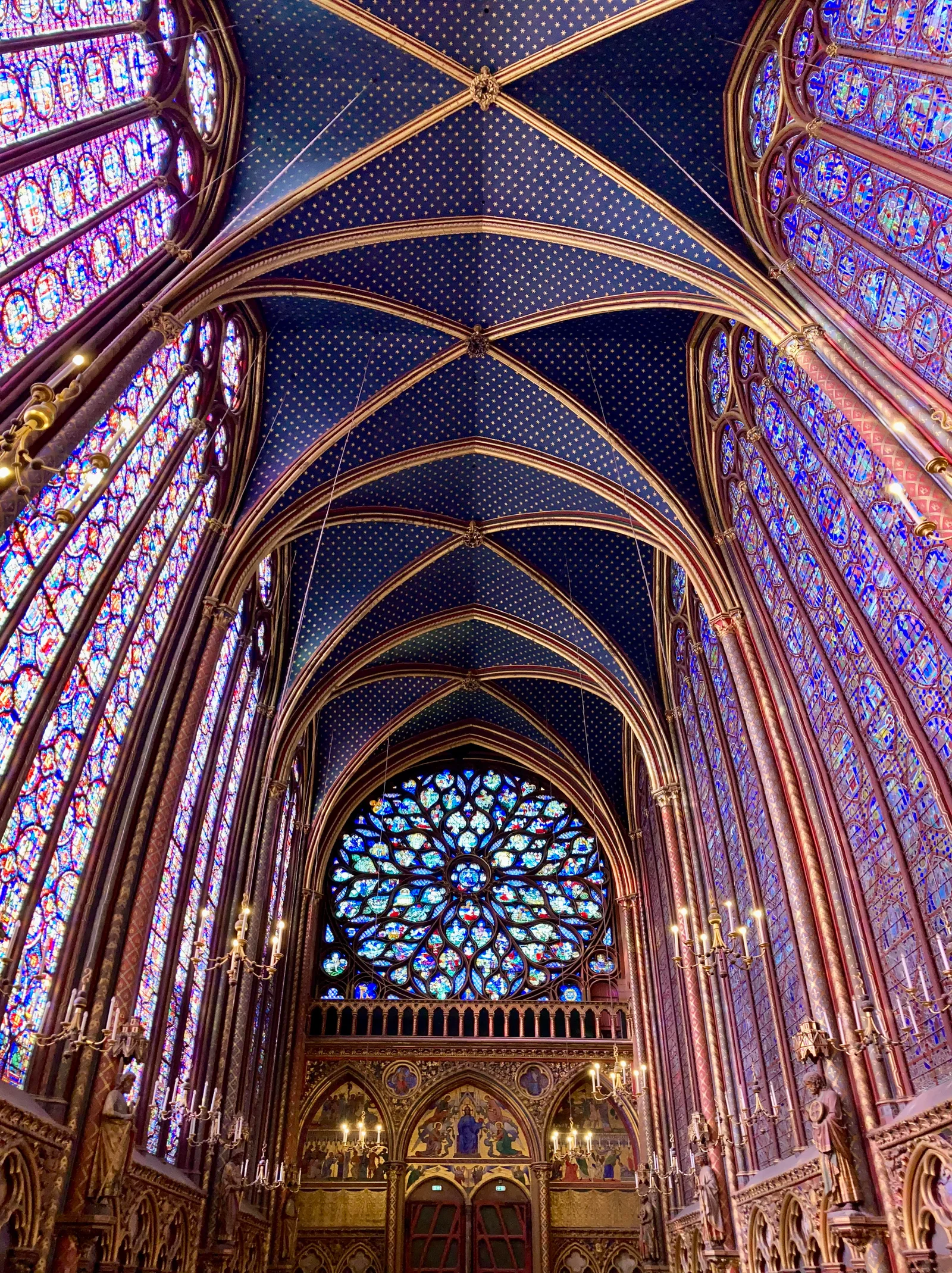 Sainte-Chapelle 上层礼拜堂的彩色玻璃与细柱